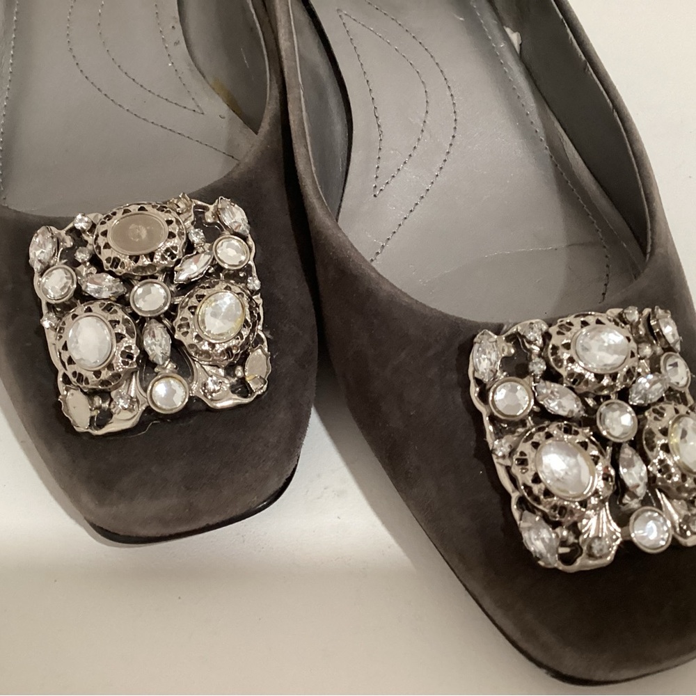 Grey suede leather pumps